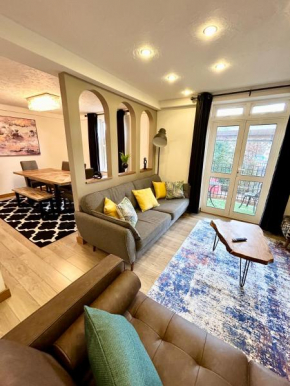 Spacious 3 bedroom apartment close to marina, 2 parking spaces, kingsize or single beds